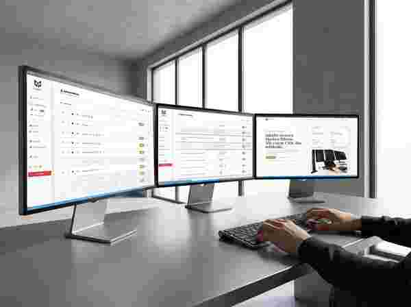 Symbolisches Bild: Person arbeitet an einem modernen Dashboard auf dem Laptop.
