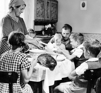Familie mit vier Kindern